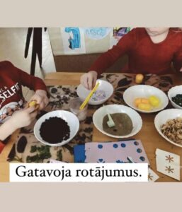 Eglīšu rotājumu gatavošana "Bitītēs."