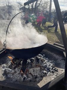 Pašiem savs ugunskurs uz kura vārīt oliņas.